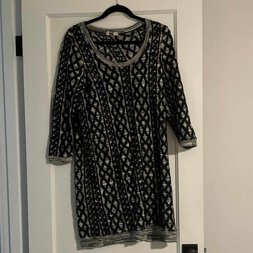 Black and Gray Patterned Long-Sleeve Knit Dress